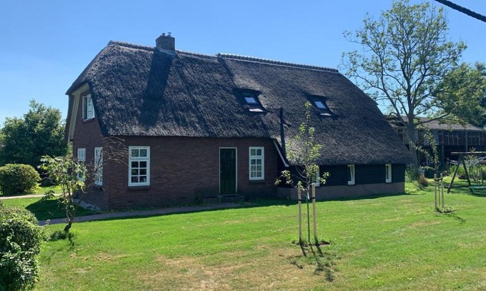 Giethoorn Apartment | Bed en Boomgaard