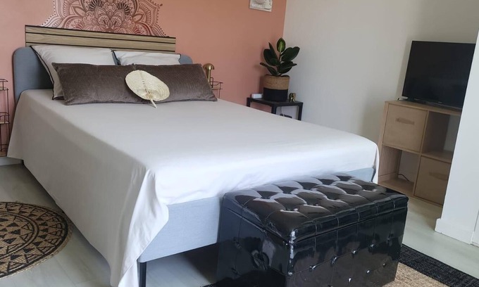 Saint Pierre de Feric Bed & Breakfast | Bedroom 1|Repos, Calm & Serenity - Chez Benny