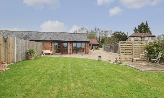 Irstead Cottage | BEE HAPPY BARN, romantic, character holiday cottage in Acle