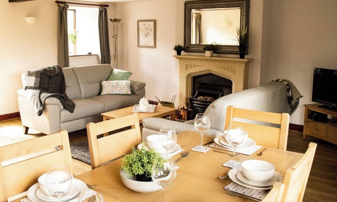 Dronfield Cottage | Beech Cottage, a luxury cottage with 5 bedrooms, sleeps 9, dogs very welcome
