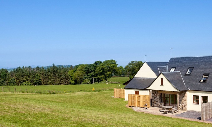 Linlithgow Apartment | Beech Cottage - sleeps 8 guests in 3 bedrooms