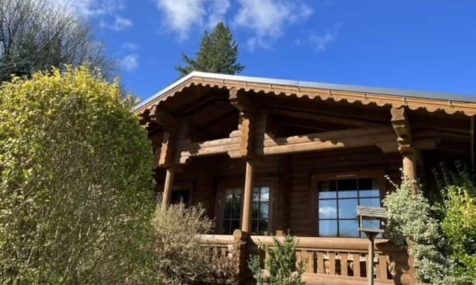 Aymestrey Cabin | 'Beech' Log cabin with hot tub