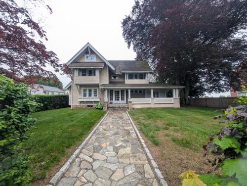 Bridgeport House | Beechmont-Charming Colonial for Events and Getaways!
