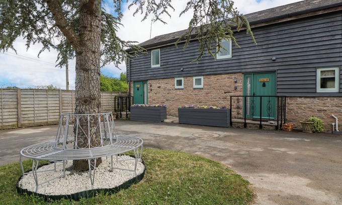 Pembridge Cottage | BEEKEEPER'S COTTAGE, pet friendly, with hot tub in Pembridge