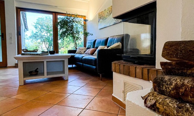 Roedermark Apartment | Behagliches Haus mit Kamin und romantischem Garten