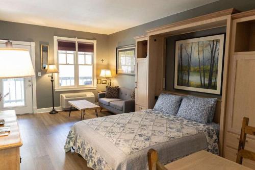 Eureka Springs Historic District Apartment | Bella Paradiso 14 Queen Bed Studio Walk to Downton