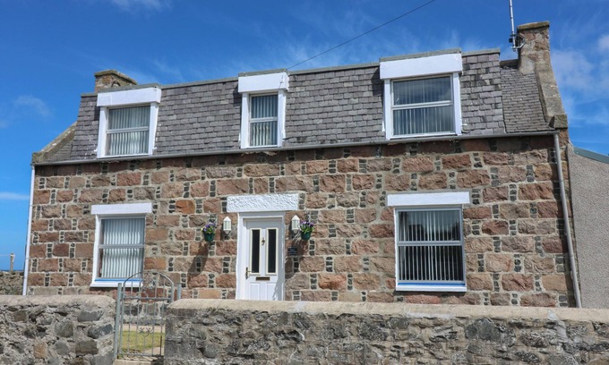 St Combs Cottage | BELLA'S BEACH COTTAGE, pet friendly, with a garden in Fraserburgh
