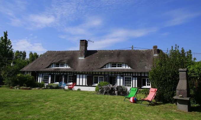 Canville-les-Deux-Eglises House | Belle Longère normande, cheminée et jardin arboré