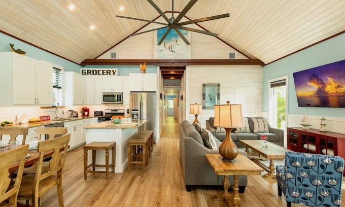 Midtown House | *BELLE OF THE BEACH @ CASA EAST* Beach House + LAST KEY SERVICES…