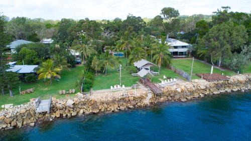 Amity Point Apartment | Belle's on Ballow - Kookaburra Lodge - Absolute Waterfront