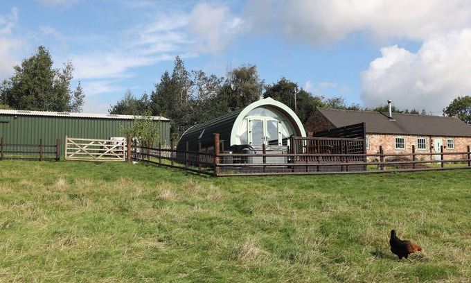 Freehay Cottage | BELLE’S VIEW, family friendly, with hot tub in Cheadle