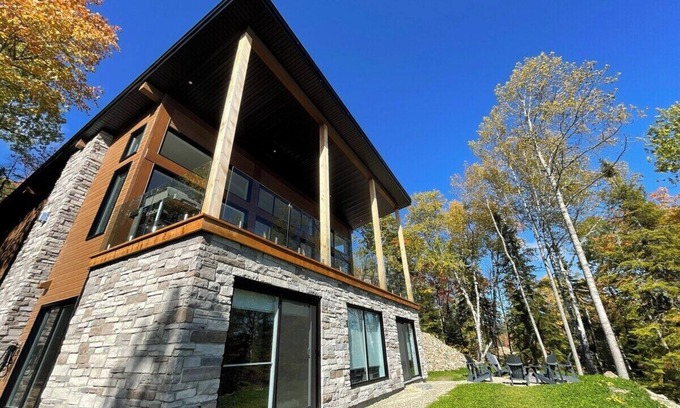 Les Eboulements Ski Chalet | Bellevue 169: Relaxing Chalet with River Views