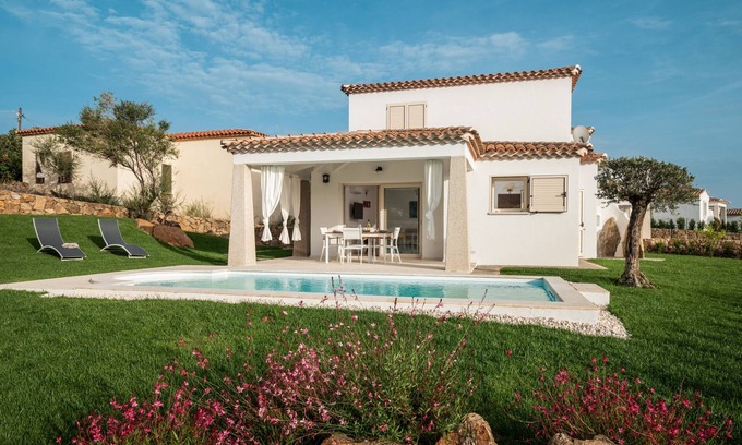 Luddui Villa | Bellevue 36A by Klodge - modern retreat with private pool, greenery and views