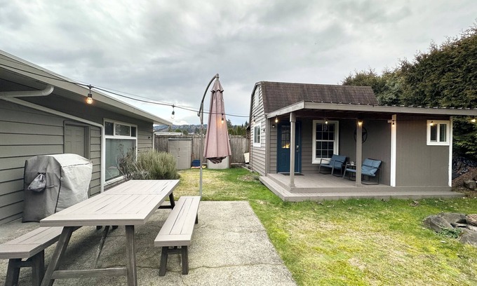 East Lake Hills Apartment | Bellevue Guesthouse by Lake Sammamish- EV, Patio