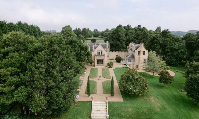 Robertson House | Ben Huon Manor Luxury House for 10 - Robertson NSW - Magnificent Gardens & Views