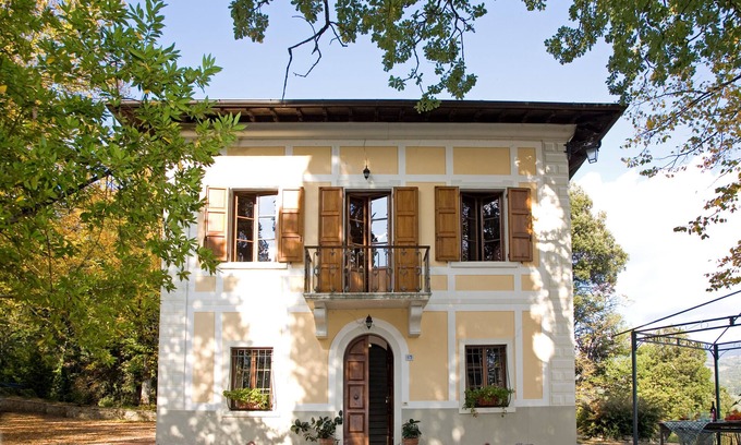 Pratovecchio Villa | Benfenati's villa with amazing pool in Tuscant lanscape