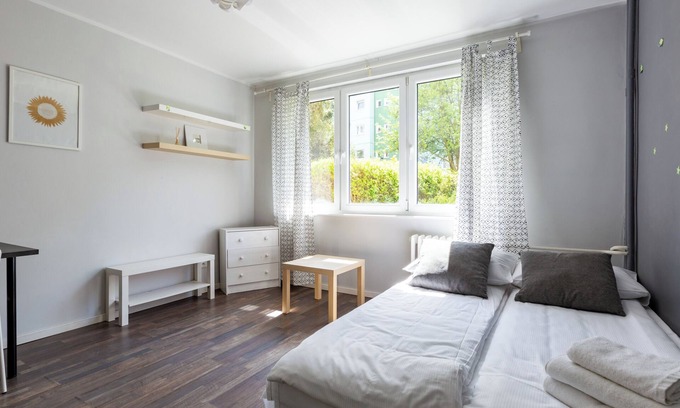 Gdynia Apartment | Beniowskiego Urban Calm Studio