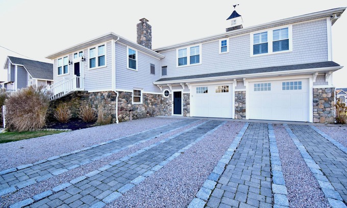 Misquamicut House | Benson - Walking Distance to the Beach!