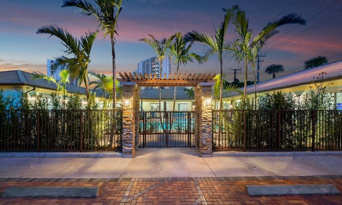 Singer Island Apartment | Bermuda Bungalows #1 🌴🏄‍♀️Quick Walk to Public Beach 🏊🩴Pool/Spa On-Site 🏖️🌅Downtown Singer Island 🌊😎Walk to Restuarants, Bars, Shops 🐬🌞Free On-Site Parking!