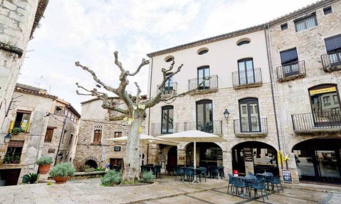 Besalu Apartment | Besalu 2-1 New stylish apt on Plaça Llibertat