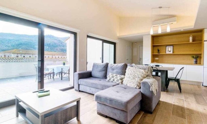 Besalu Apartment | Besalu Attic modern apt w /terrace & great views