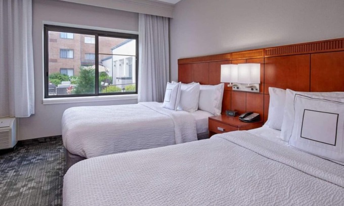 Eden Prairie Resort | Best Choice! Pet-friendly Property with Indoor Pool, Near Round Lake Park Beach