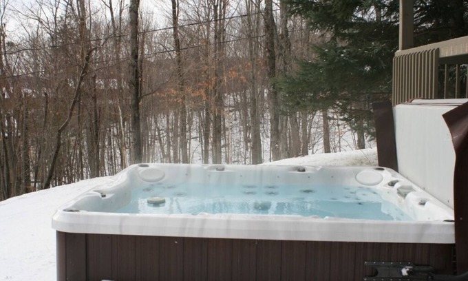 Domaine Nansen House | BEST LOCATION AT BEST PRICE, Walk to Beach, Ski in /Out, Lower Nansen, Pets OK