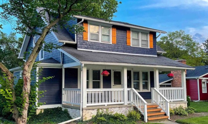 Perrysburg House | Best Location, Renovated, Walk Uptown! - 3br/3ba