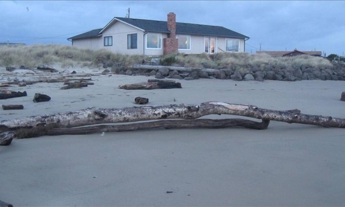 Bayshore House | Best of Both Bay View and Beach Front