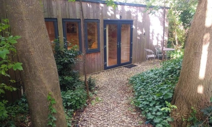 Dursley Cabin | Best of both worlds, trees & town