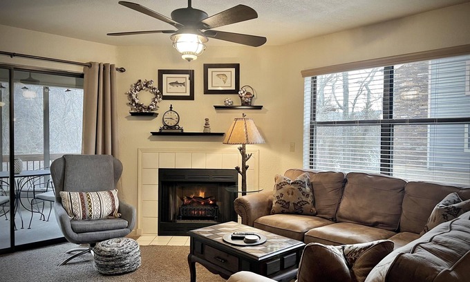 Branson Condo | "Best of The Pointe" Lake Front~Walk-In/End Unit~Trout~Golf~Pickleball~Pool