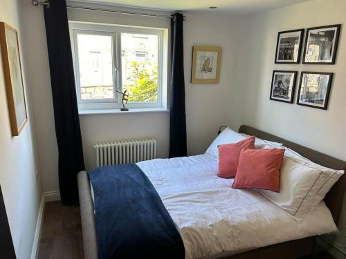 Barnsley Apartment | Best rated in Barnsley- apartment sleeps 4 & 5 minute walk to town centre