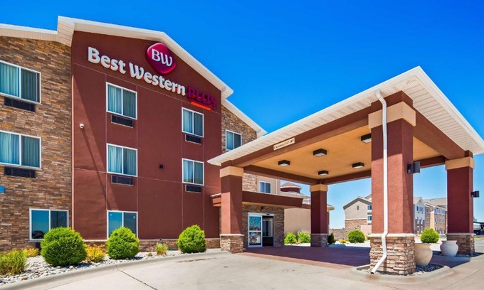 Burlington Hotel | Best Western Plus Carousel Inn & Suites Burlington