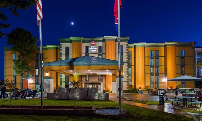 Ellendale Hotel | Best Western Plus Galleria Inn & Suites