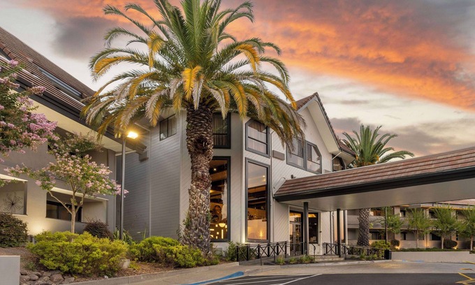 Novato Hotel | Best Western Plus Novato Oaks Inn