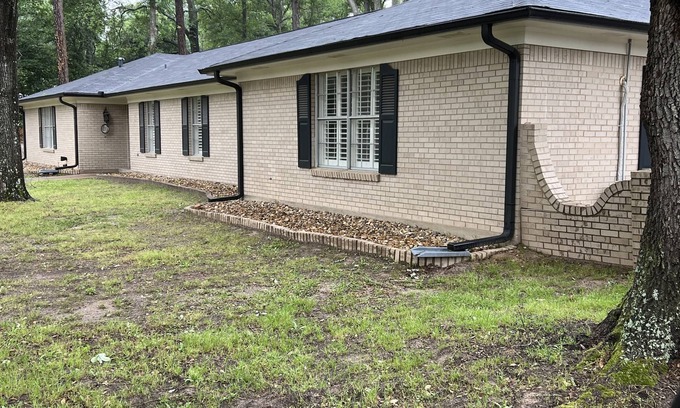 Tyler House | BestStays@King Bee. Large Groups OK.TVs in rooms and Newly Fenced Backyard