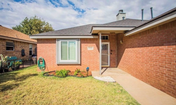 Lubbock House | Bethel Nest with BBQ Grill, Jet Tub, Walk in Shower.