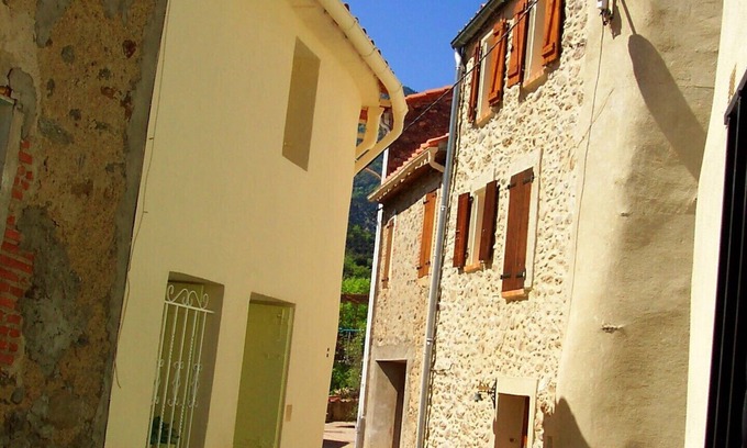 Estoher Cottage | Betwee sea and ski: a romantic village house with view on gardens and mountains