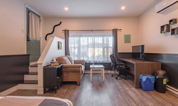 North End House | Between two bridges: a private studio suite