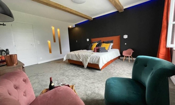Vendresse Apartment | Between velvet and delicacy., Chambre d'hôte avec lit king size