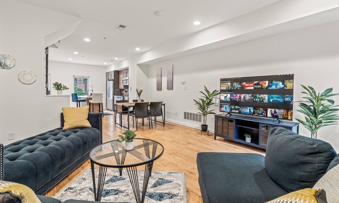Poplar House | Beyond Spacious 4-bedroom house W/HotTub