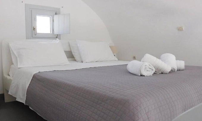 Vourvoulos Apartment | BH971 - C - Suite Santorini