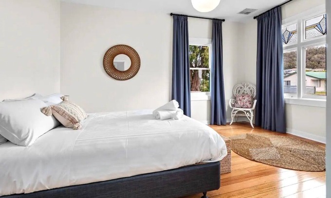 Bicheno Apartment | Bicheno Beach House - Location Location!