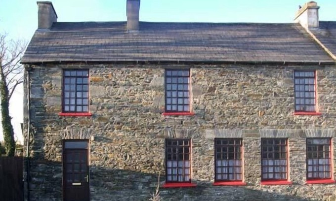 Carrigaholt Cottage | BIDSIE BRICKE'S, family friendly in Carrigaholt, County Clare