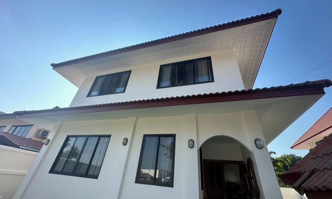 Nong Kwai House | BIG 5-bed/5 bath House w/Cable Internet & Pool Access in World Club near Airport