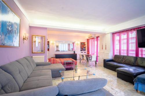 La Californie Apartment | Big apart 140m2 5min walk to beach sea &Promenade 3 double rooms,big living room 42m2, 3 showers,9 beds, free parking