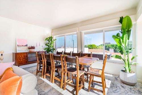 Cacilhas Apartment | Big apt 4beds with terrace, 15 mins to Lisbon