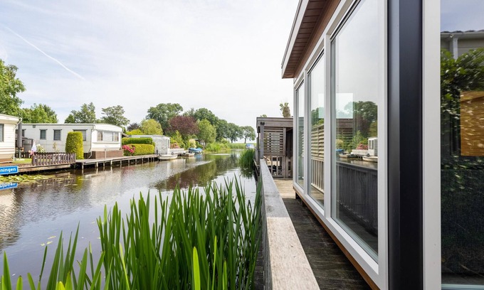 Kuinre Ski Chalet | Big Chalet in Friesland by the water with sloop