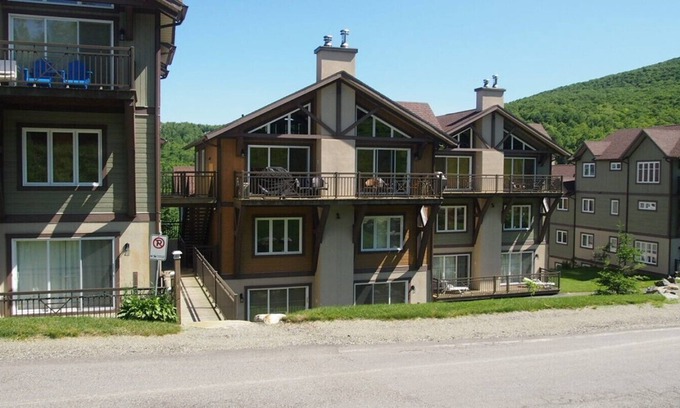 Sutton Condo | Big condo chalet style ski in ski out in Mont Sutton!