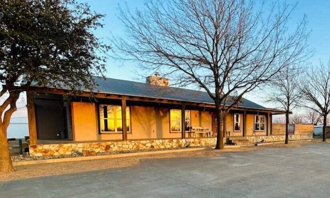 Shallowater House | Big Country Rustic Retreat 16 +